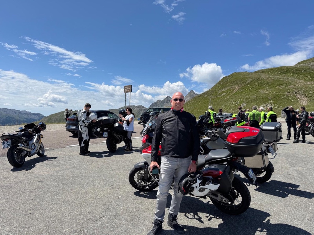 Con il gruppo su un passo alpino