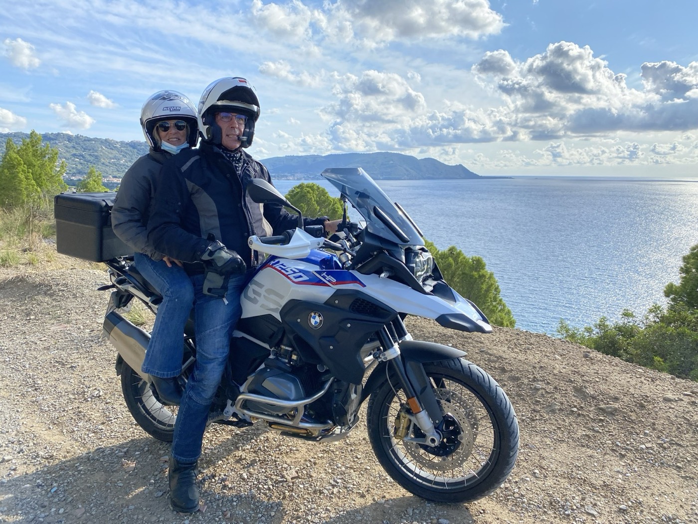 In coppia sulla BMW GS con panorama sul mare