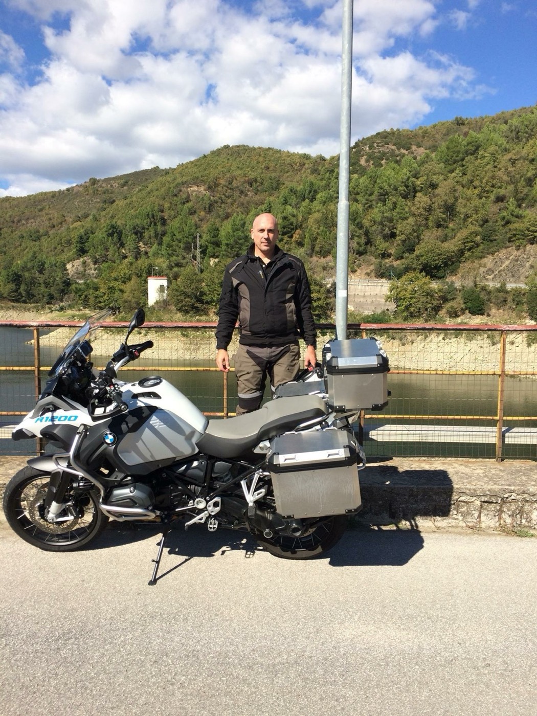 Con la BMW GS accanto a un ponte tra le montagne