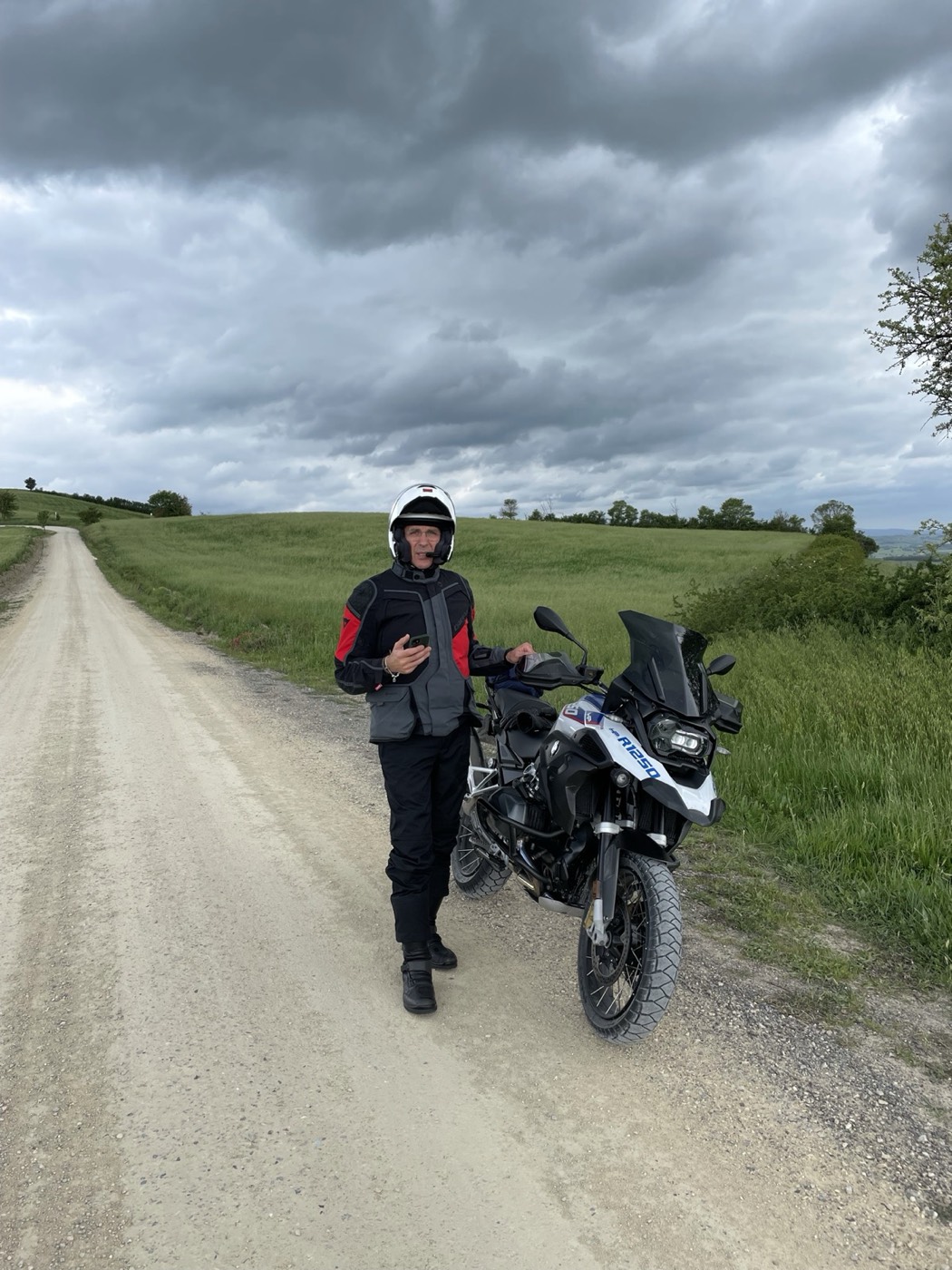 Con la BMW GS su strada sterrata sotto il cielo nuvoloso
