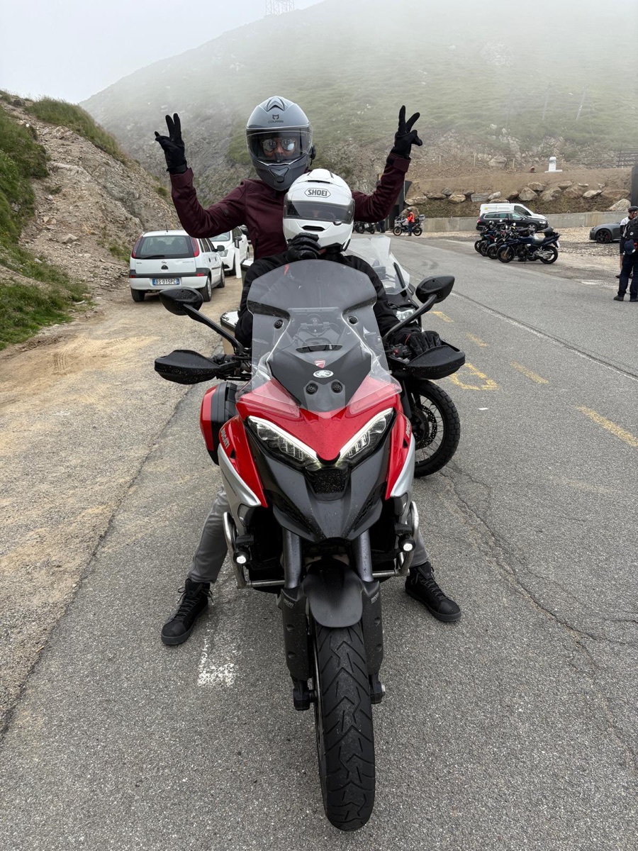 Ducati Multistrada in alta montagna con la nebbia