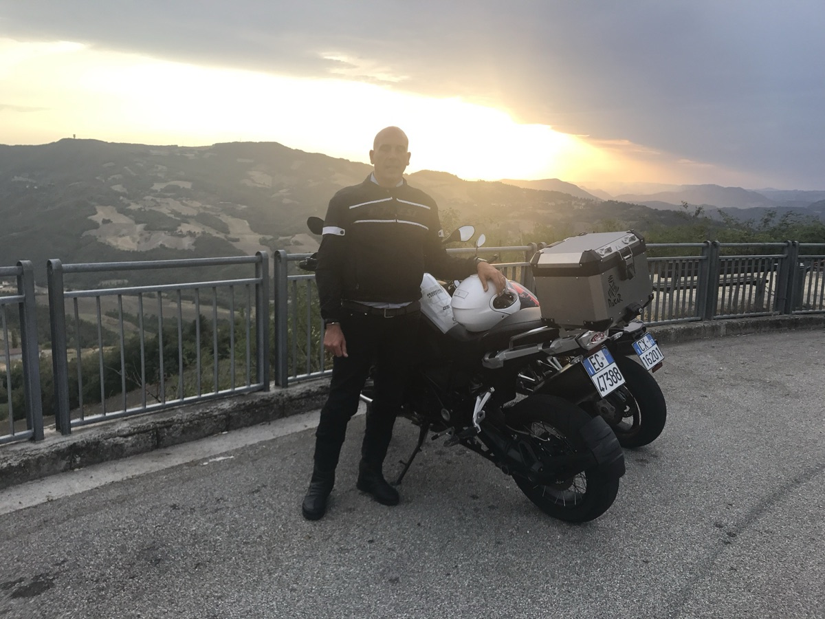 Tramonto sulle colline con la moto